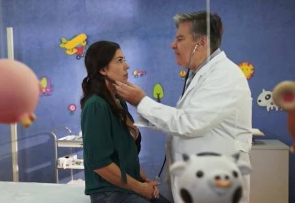 Και ο Πανελλήνιος Ιατρικός Σύλλογος ζητά να αποσυρθεί το σποτ με τη σεξουαλική παρενόχληση παιδιάτρου σε μητέρα
